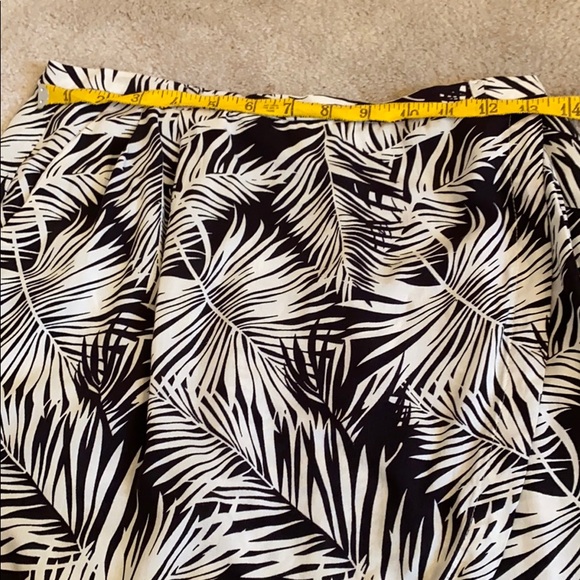 🥭 (4 for $15) H&M Black Floral Tropical Skirt - Picture 4 of 8